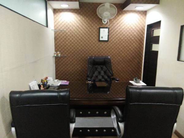 Furnished 500sqft commercial space on 1st floor on lease