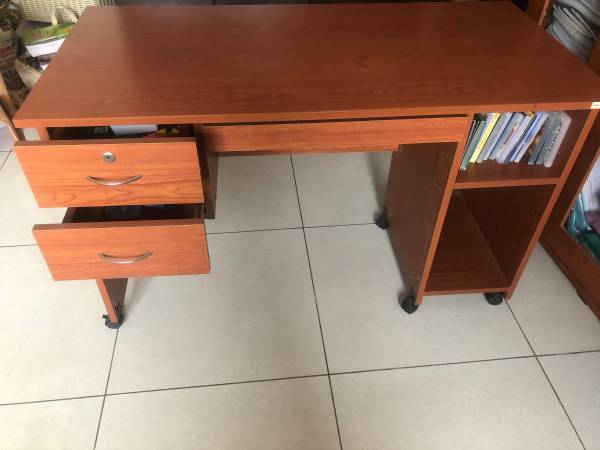 2 year old branded writing table for sale