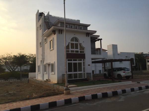 4BHK Villa with Servant Room, Lawn, Car Park for Rent