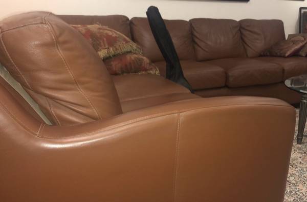 Selling beautiful leather couch