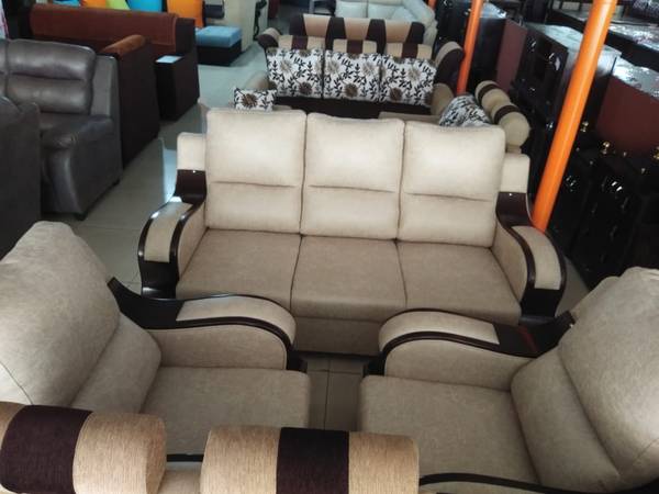 5 seater only 3 days old leatherette sofa