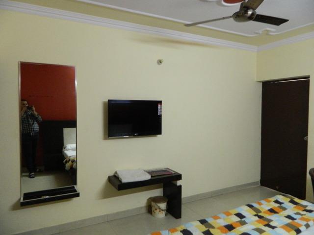1RK Furnished in Sector 14 Near MG road 9899323880