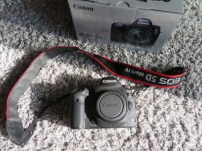 Neat and original Canon 5d Mark Iv for sale