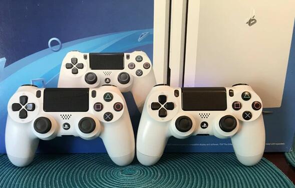 PlayStation 4 with 15 Cd game And 2 controllers coming with